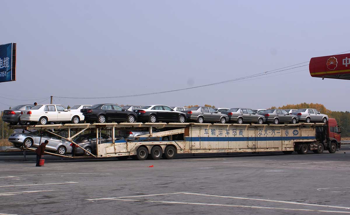 camiones-gigantes-chinos-transporte-autos