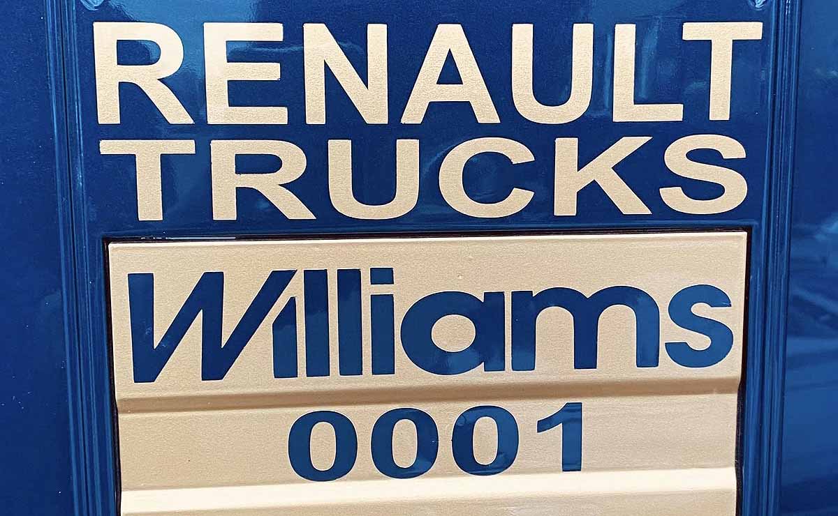 renault-trucks-homenaje-clio-williams