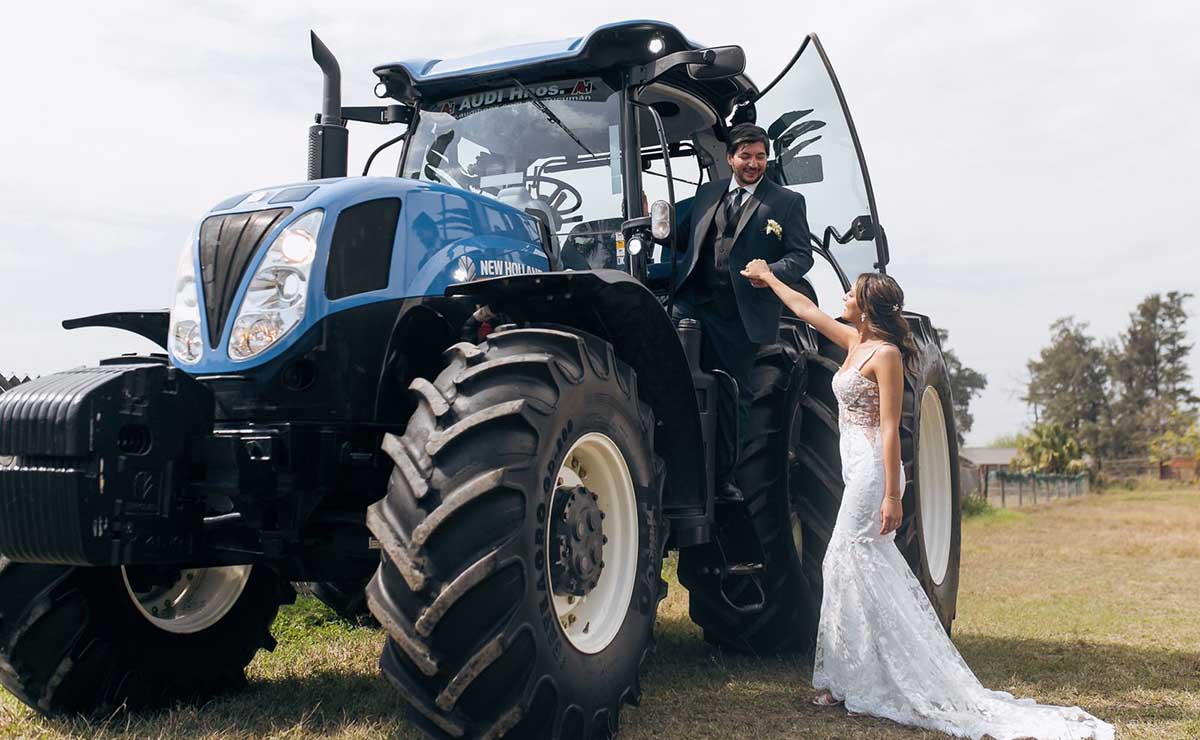 llegan-a-su-boda-en-tractor
