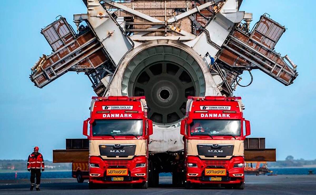 camiones-transportan-grua-gigante