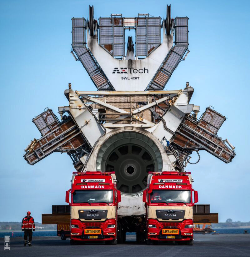 camiones-transportan-grua-gigante