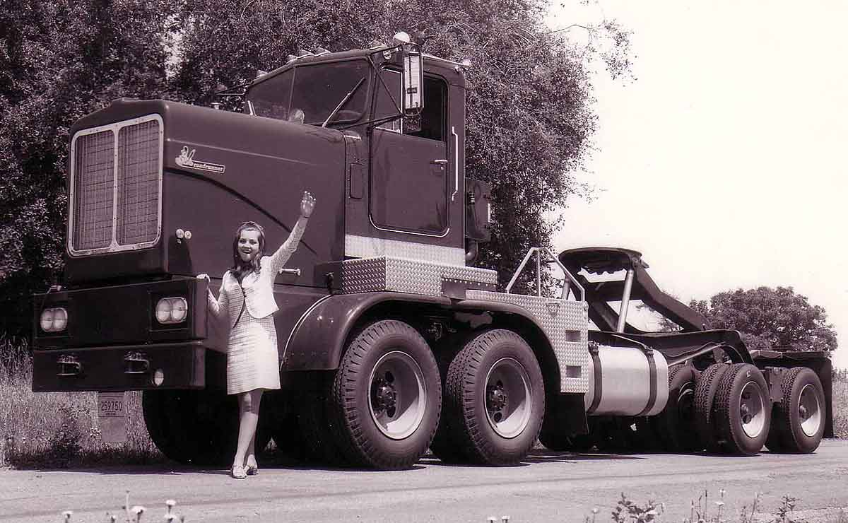 camion-gigante-24-ruedas-una-sola-unidad-producida