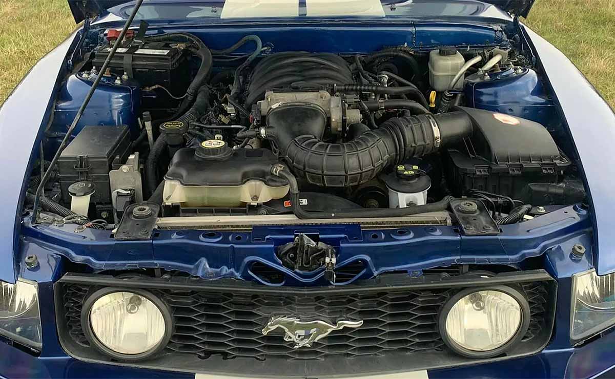 Pickup-Ford-F-100-converted-into-Mustang