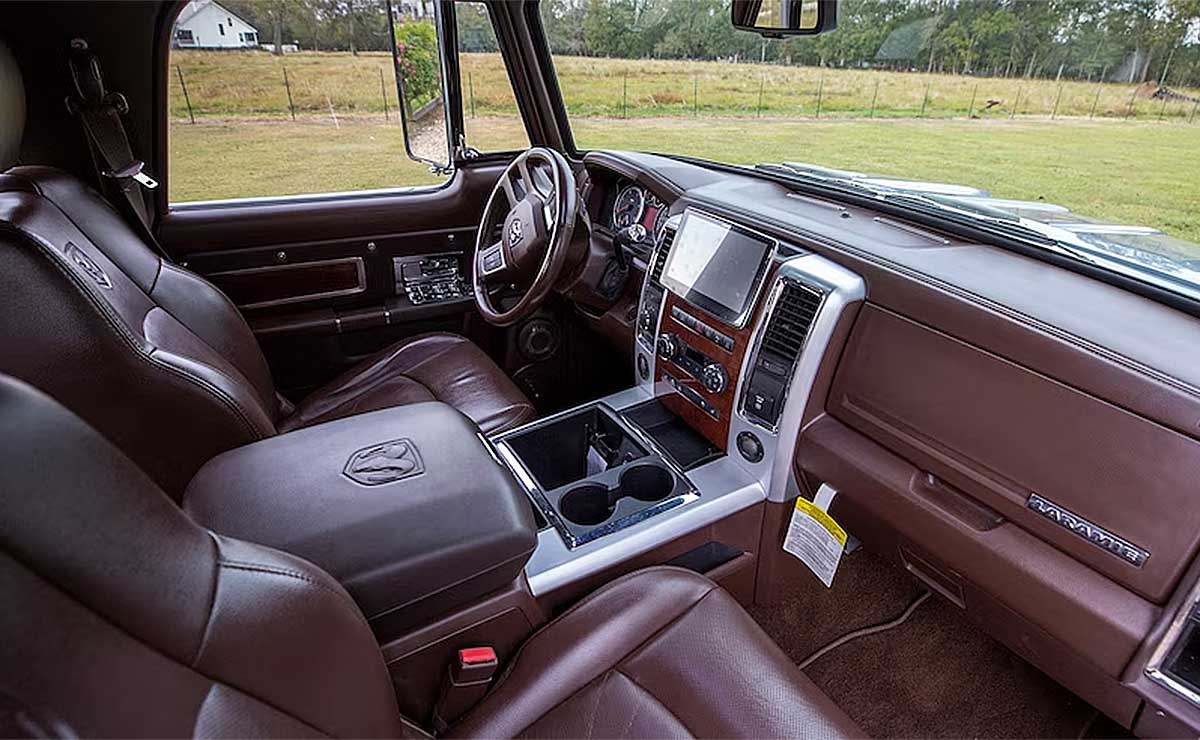pick-up-dodge-d200-restaurada-interior-ram-2500