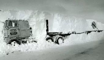 camion-enterrado-nieve-2