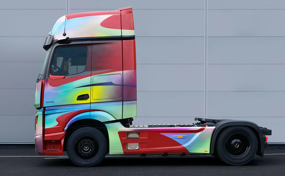 camion-pintado-con-mas-de-100-colores