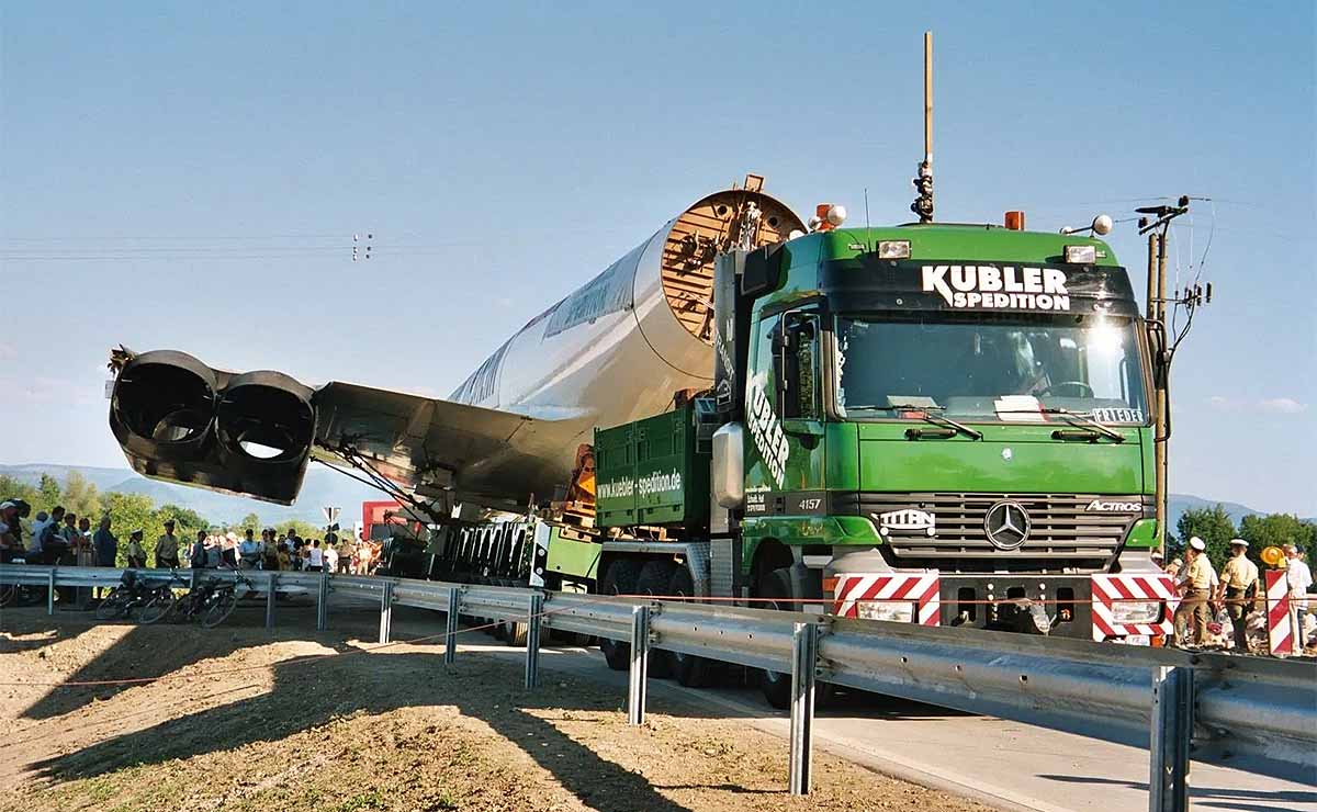 dos-camiones-trasladan-avion-mas-rapido-del-mundo