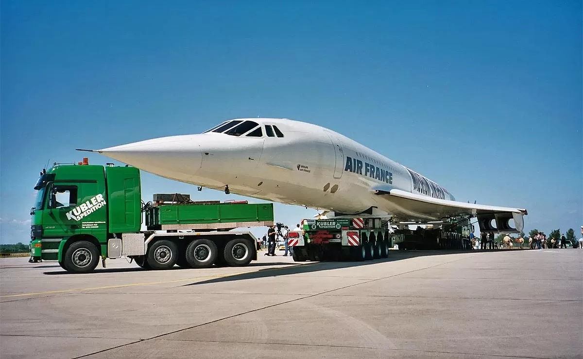 dos-camiones-trasladan-avion-mas-rapido-del-mundo