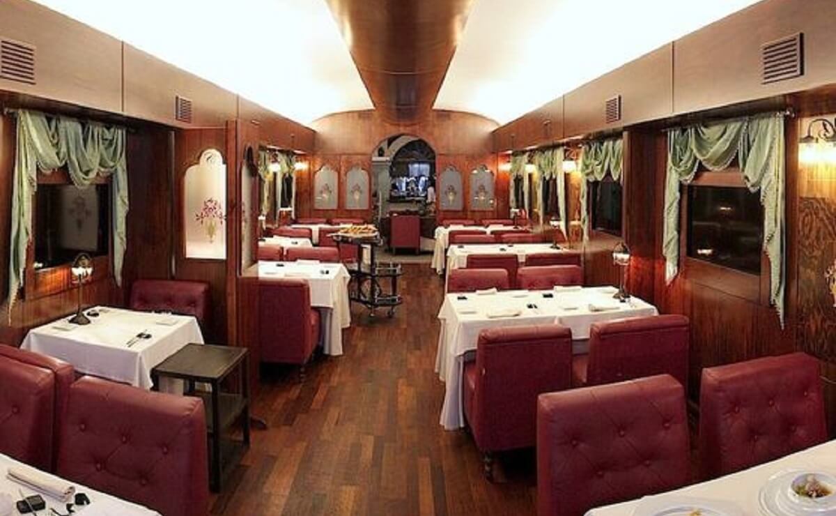 Restaurante dentro de un tren