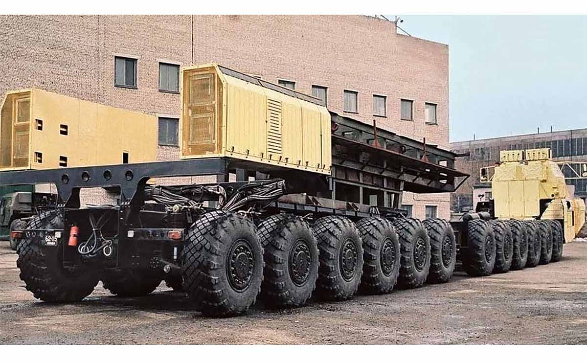 camion-gigante-de-24-motores-maz-7907