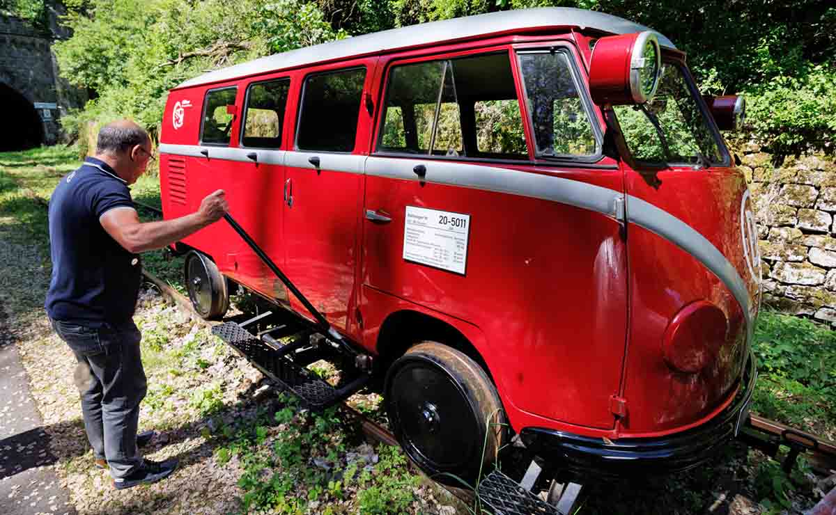 Otra joya de la industria del transporte fue recientemente descubierta. Se trata de un mini-tren desarrollado sobre la van más famosa de VW.