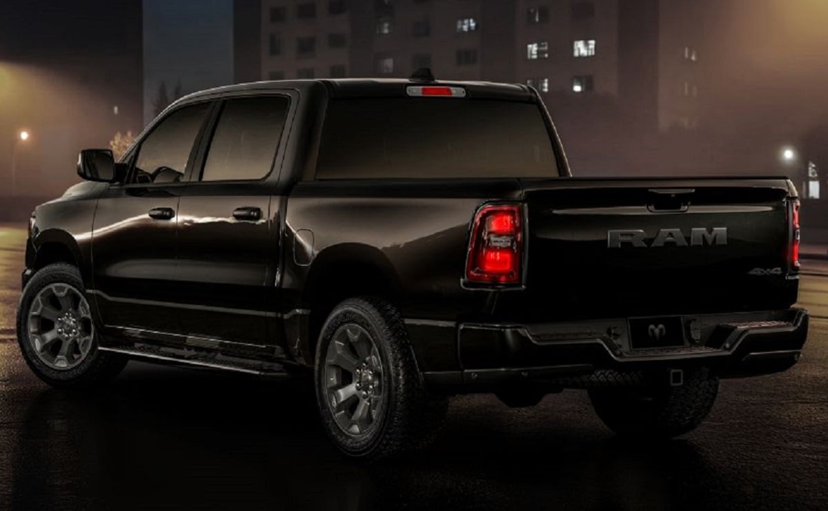 RAM ofrece su pick up insignia en su versión más económica: cuánto cuesta 2 Ram 1500 Express 2026 zona trasera