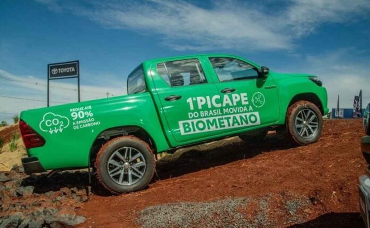 Toyota presentó una Hilux muy particular: para qué sirve esta pick up 2 Toyota Hilux a biometano combustible