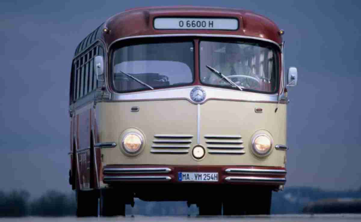 Por qué los autobuses tienen motores traseros 2 Mercedes Benz O 6600 H