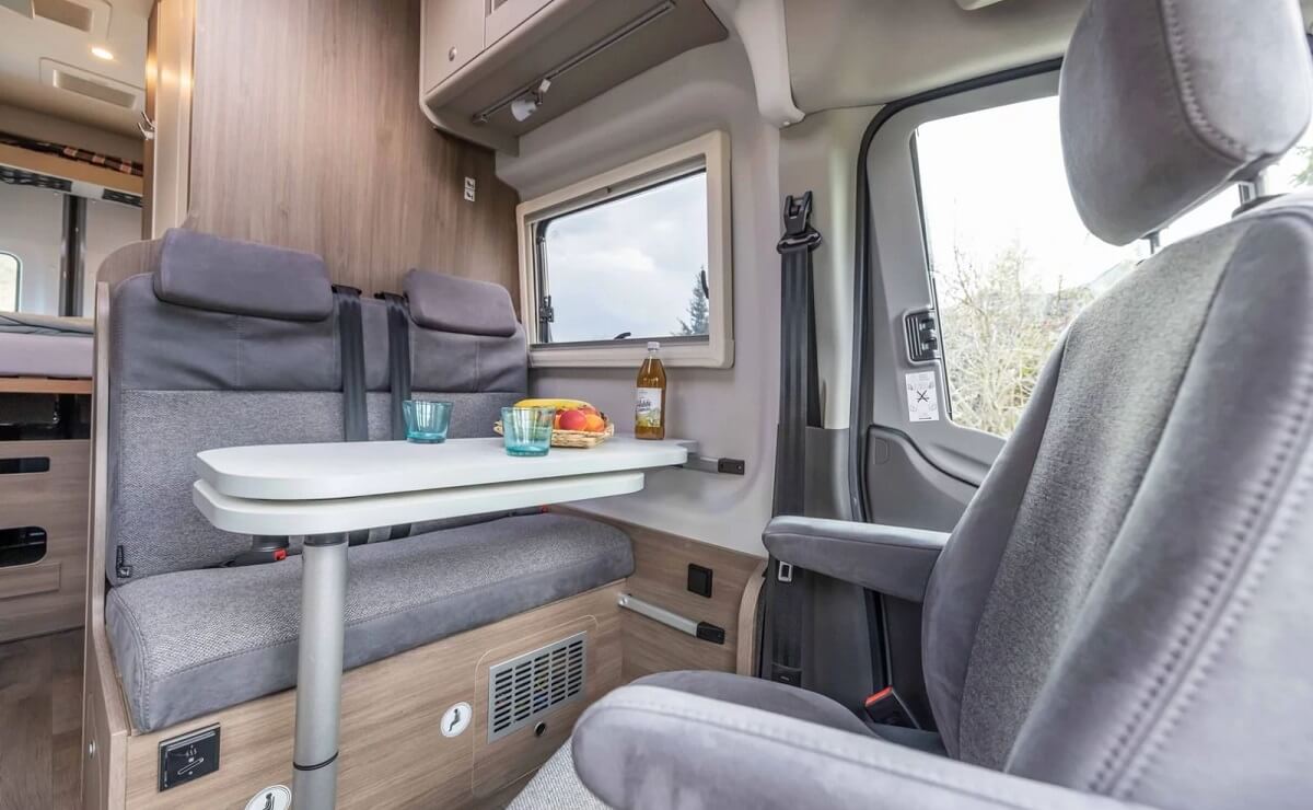 Carado CV590 4×4 mesa y accesorios