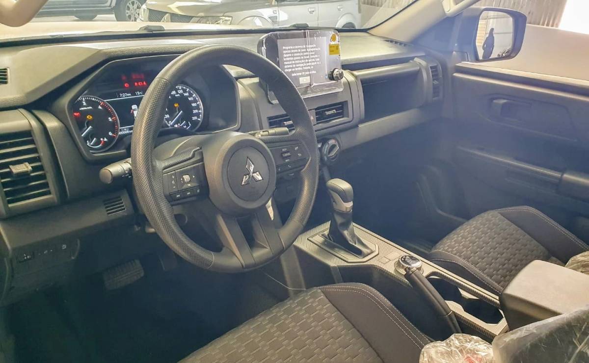Mitsubishi Triton GL interior