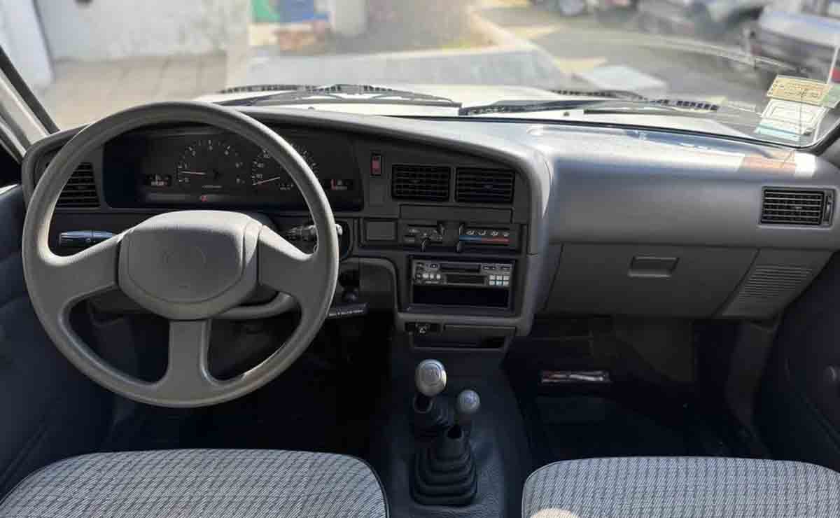 Toyota Hilux 2001 interior