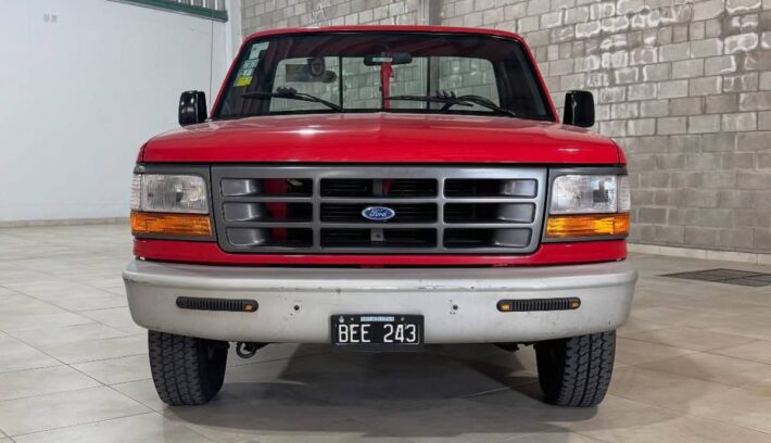 Ford F-100 antigua e impecable a la vez