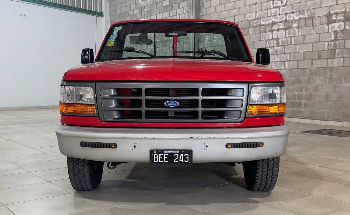 Ford F-100 antigua e impecable a la vez