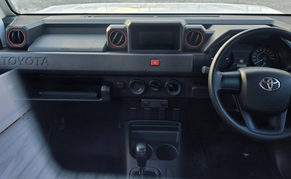 Toyota Hilux Champ: ¿cómo es la versión barata y hecha para el trabajo de la pick up? 4 Interior Toyota Hilux Champ