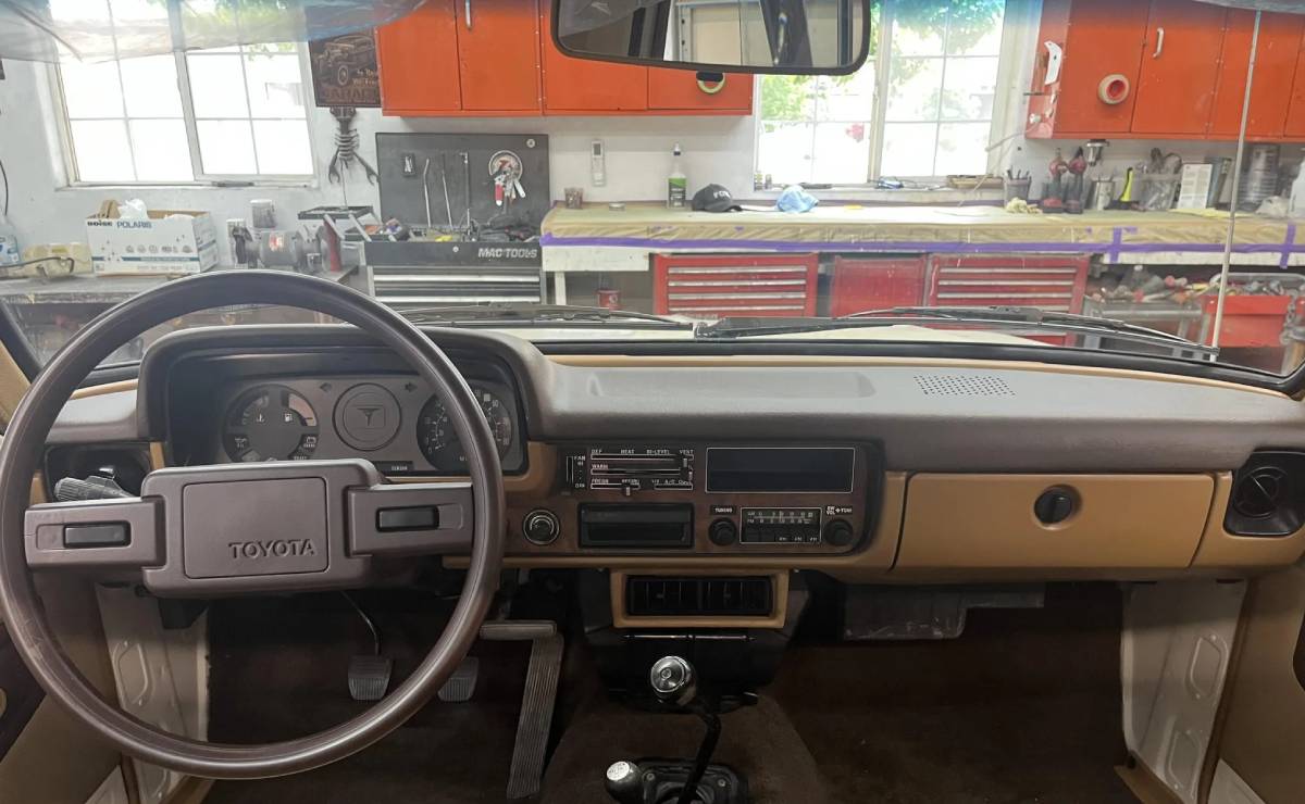 Se vende una Toyota Hilux 1981 restaurada que luce como recién salida de fábrica 4 Toyota Hilux de 1981 interior