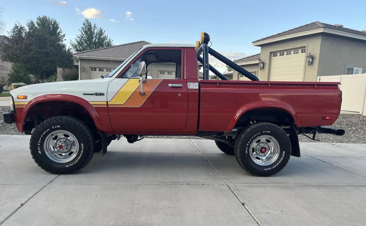 Se vende una Toyota Hilux 1981 restaurada que luce como recién salida de fábrica 3 Toyota Hilux de 1981 perfil