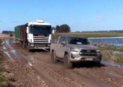 Una Toyota Hilux remolca un camión