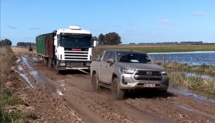 Una Toyota Hilux remolca un camión