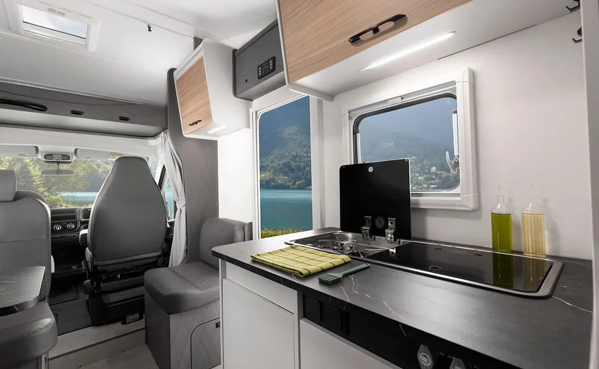 Etrusco Capuchina Base, la nueva camper ideal para la familia: su precio 3 Etrusco Capuchina Base interior