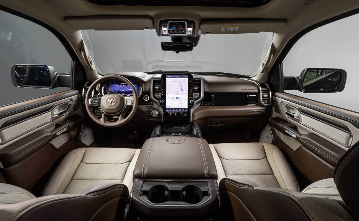 RAM 1500 Tradesman, la pick up exclusiva para el trabajo que va por Ford F-150 4 RAM 1500 Tradesman interior