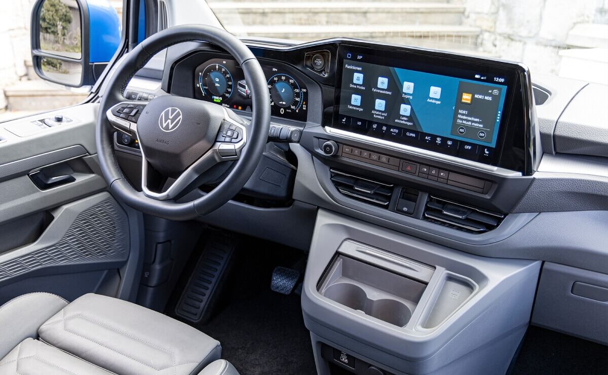 Con gran relación precio-equipamiento: Volkswagen presentó un renovado utilitario 4 Volkswagen Caravelle por dentro