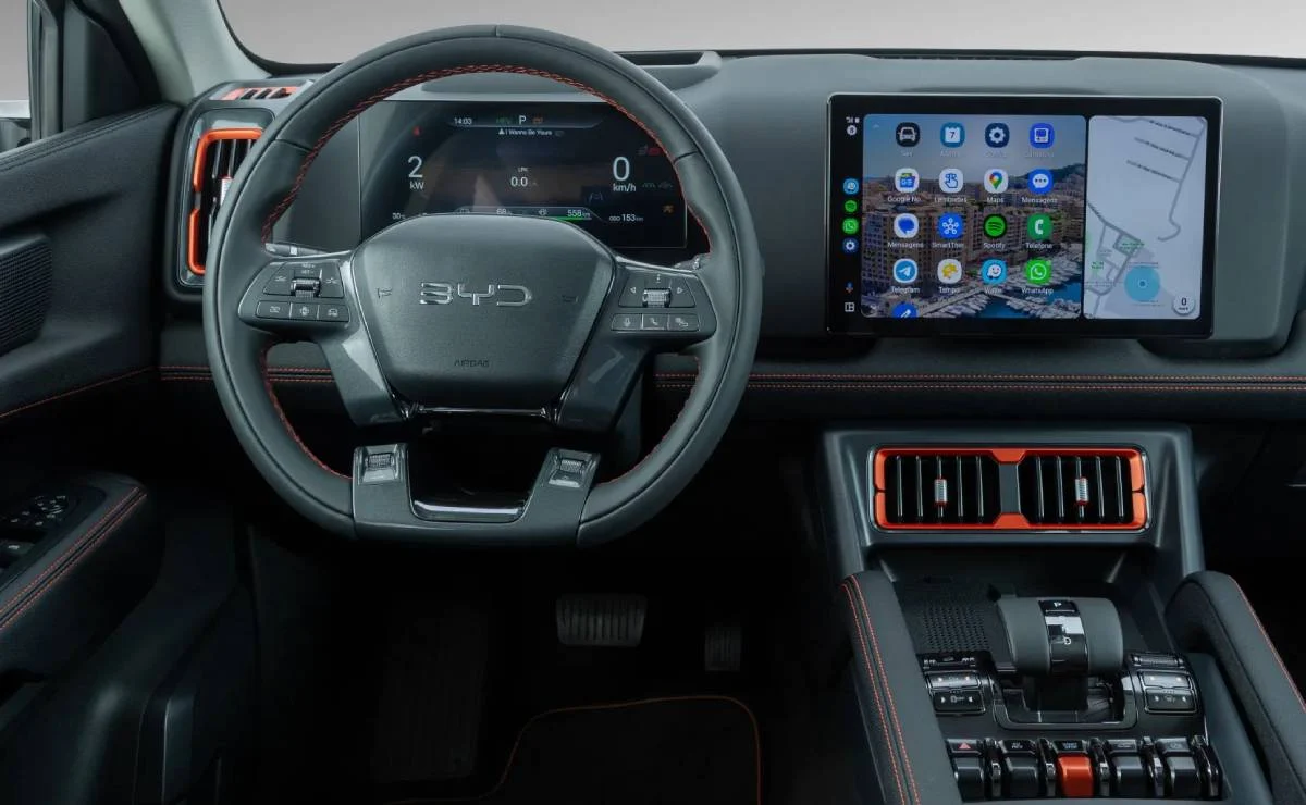 BYD remolcó un camión de casi 40 toneladas con una pick up: ¿hazaña real o puro show? 4 BYD Shark interior