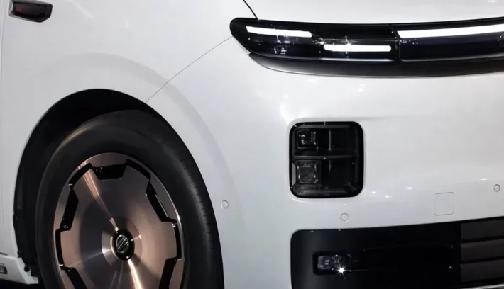 Leapmotor y su nueva minivan, la D99