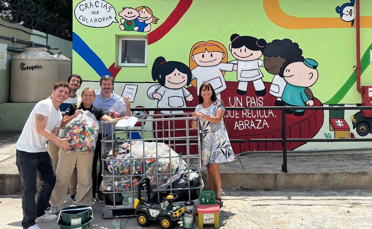 Mercedes-Benz Camiones y Buses refuerza su compromiso ambiental y social con acciones junto a la Fundación Garrahan 1 Mercedes-Benz Camiones y Buses refuerza su compromiso con la Fundación Garrahan