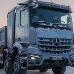 Locura y maniobras temerarias en una playa de Villa Gesell: saltó con su UTV de un camión en movimiento 2 Imagen relacionada