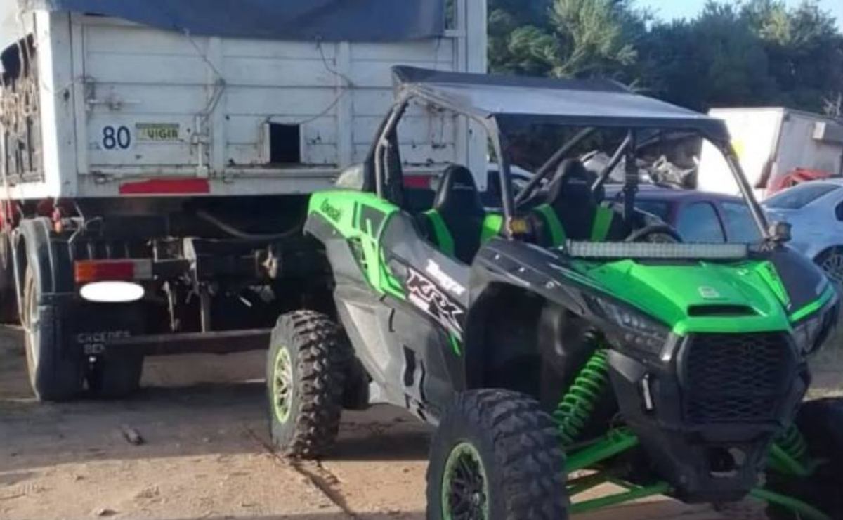 Locura y maniobras temerarias en una playa de Villa Gesell: saltó con su UTV de un camión en movimiento 6 UTV