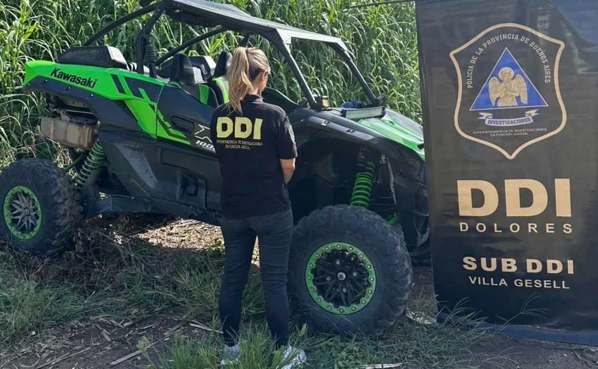 Locura y maniobras temerarias en una playa de Villa Gesell: saltó con su UTV de un camión en movimiento 3 UTV