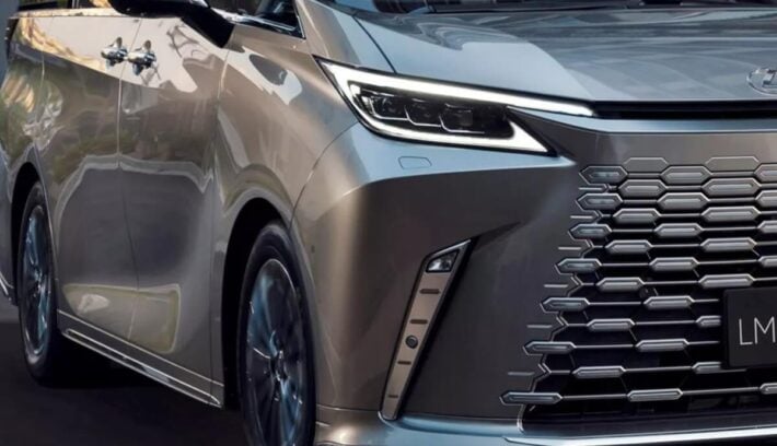 Lexus y la renovada minivan LM500h