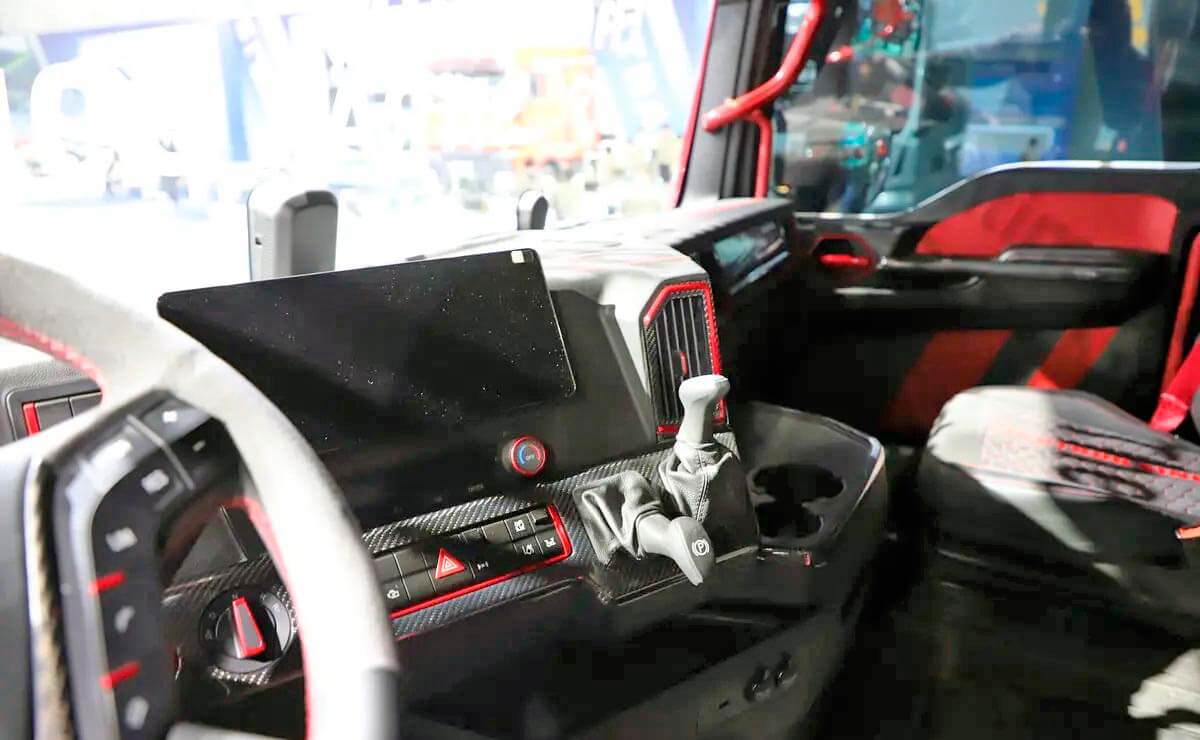 El camión de 800 CV que sorprendió en la Fórmula 1: ¿cómo rinde y qué ofrece? 4 Sitrak C9H F1 interior
