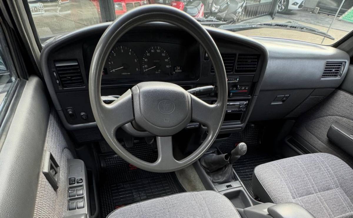 Toyota Hilux 4×4 de 1998 interior
