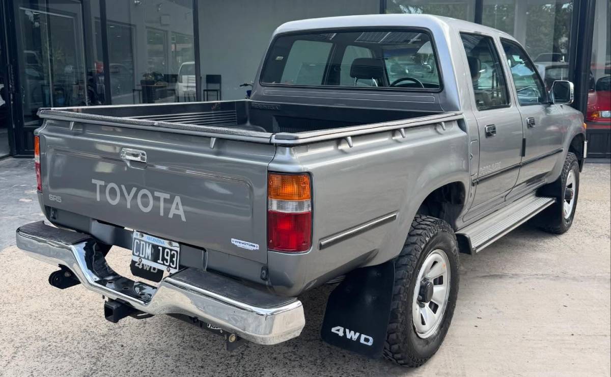 Toyota Hilux 4×4 de 1998 perfil