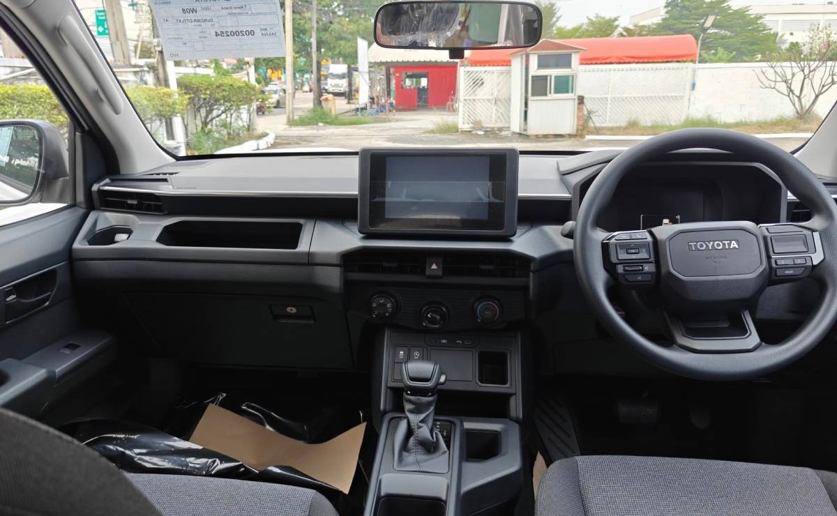 Toyota Hilux Prerunner interior