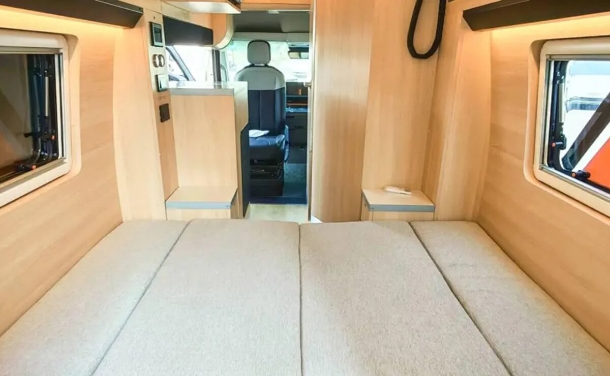 Este modelo pasa de furgoneta a camper eléctrica y sorprende por su autonomía 4 Carryboy x Farizon Campervan interior