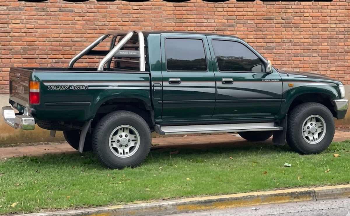 Tiene 58.000 km y cuesta menos de 30.000 dólares: la Toyota Hilux 2001 que sorprende al mercado 7 toyota hilux srv 2001 2