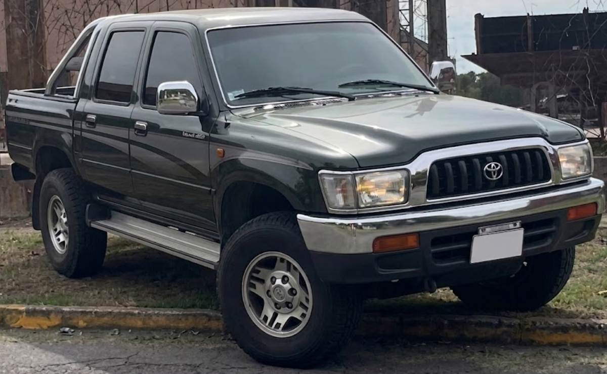 Tiene 58.000 km y cuesta menos de 30.000 dólares: la Toyota Hilux 2001 que sorprende al mercado 2 toyota hilux srv 2001 4