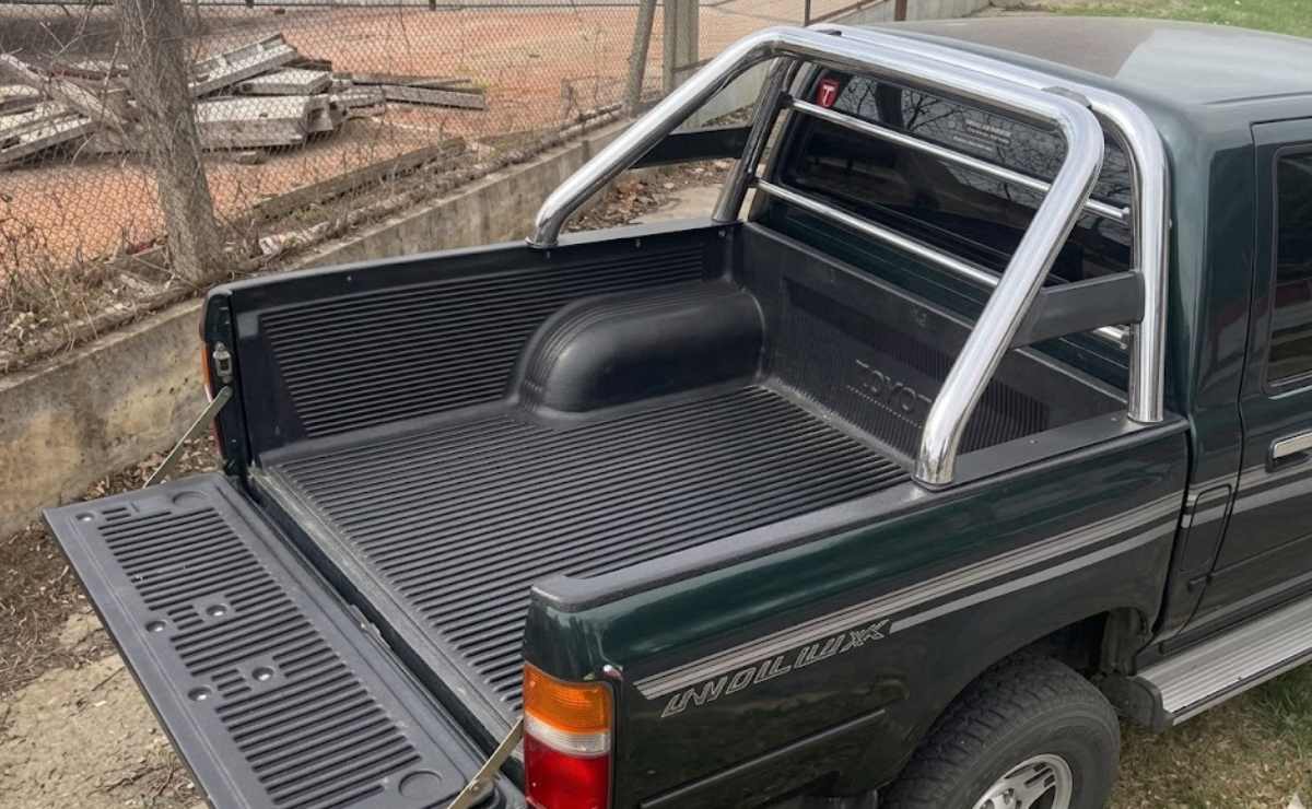 Tiene 58.000 km y cuesta menos de 30.000 dólares: la Toyota Hilux 2001 que sorprende al mercado 1 toyota hilux srv 2001 7