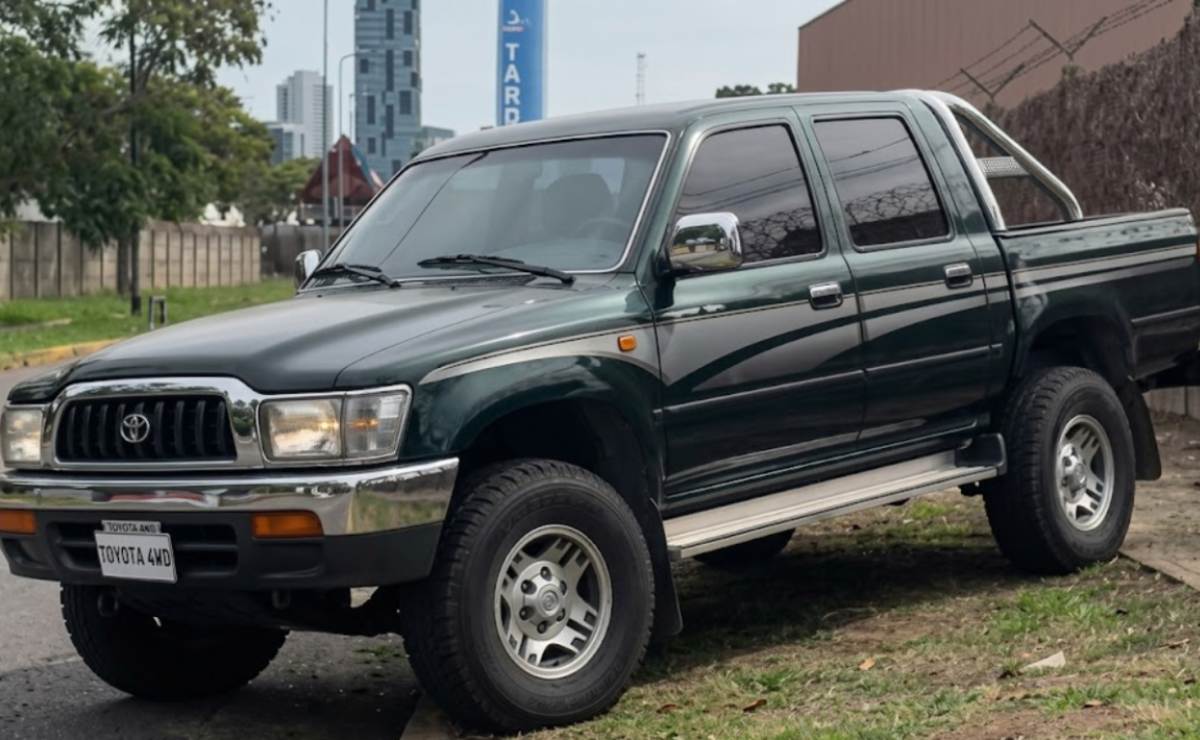 Tiene 58.000 km y cuesta menos de 30.000 dólares: la Toyota Hilux 2001 que sorprende al mercado 6 toyota hilux srv 2001