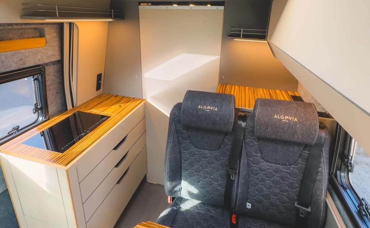 Esta camper aprovecha el espacio como pocas y sorprende por su versatilidad 3 Algovia Escape 2026 interior