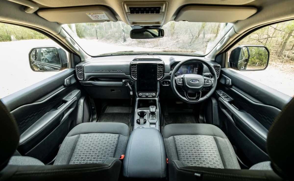 La versión de la Ford Ranger que rompe el mercado y ya supera a Toyota 4 Ford Ranger Super Duty interior