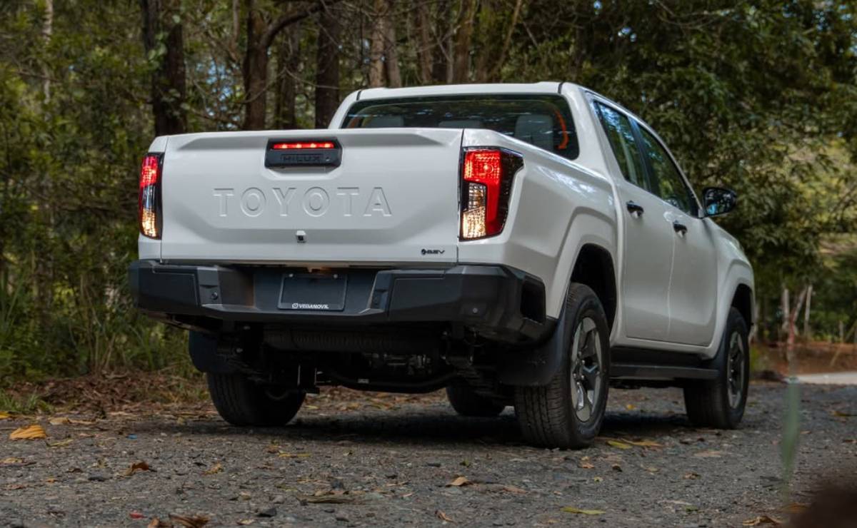 Nueva Toyota Hilux eléctrica: así es la pick up con 275 CV y hasta 380 km de autonomía 3 Toyota Hilux electrica parte trasera
